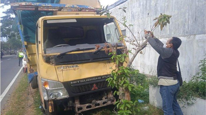 Kondisi Truk usai tabrakan beruntun di Jalan Raya Jember-Ambulu Desa Kertonegoro Kecamatan Jenggawah Jember