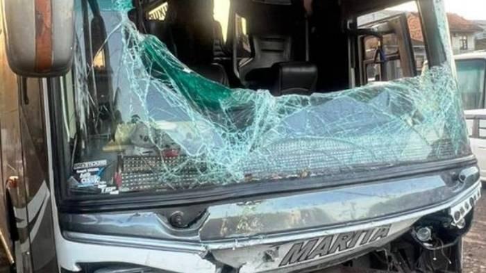 Kondisi bus yang mengalami kerusakan akibat dilempar batu di Kabupaten Cianjur, Jawa Barat, Jumat (9/2/2024).