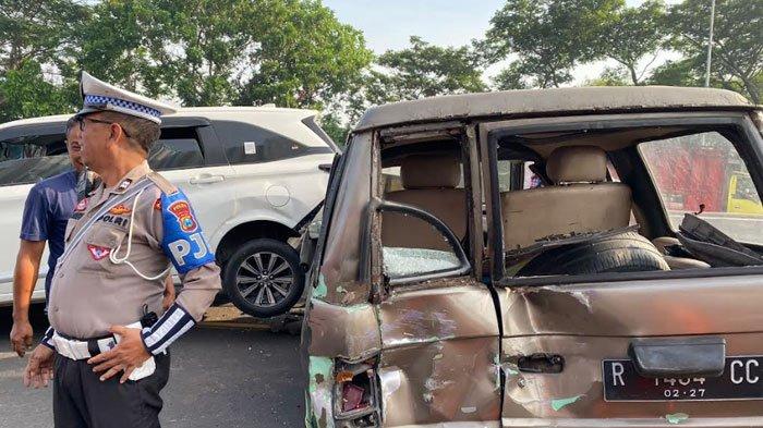 Kondisi lima kendaraan terlibat kecelakaan beruntun di Tol Waru-Satelit, KM 11.600 Jalur B, pada Jumat (4/9/2024)