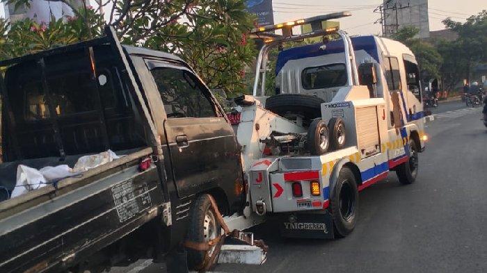 Kondisi mobil Suzuki Carry L300 bernopol L-9364-BK yang terguling di jembatan dekat Taman Pelangi, Jalan Ahmad Yani No. 146-148, Gayungan, Surabaya, pada Selasa (15/8/2023).
