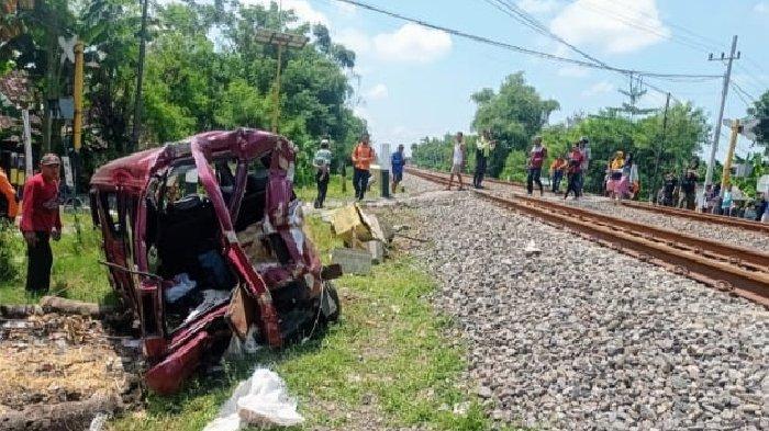 Kondisi mobil Suzuki Carry warna merah bernopol N 1157 XL membawa 3 penumpang asal Pasuruan, yang hendak mudik ke Madiun, rusak parah usai ditabrak Kereta Api Argo Semeru, di perlintasan tanpa palang pintu, Dusun Pucung, Desa/Kecamatan Wonoasri Kabupaten Madiun, Jumat (12/4/2024), sekitar pukul 11.00 WIB