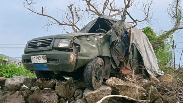 Kondisi mobil LGX Kijang yang dikendarai anggota TNI saat kecelakaan di Jalan Raya Desa Sejati, Kecamatan Camplong, Kabupaten Sampang, Madura, Senin (6/1/2025).