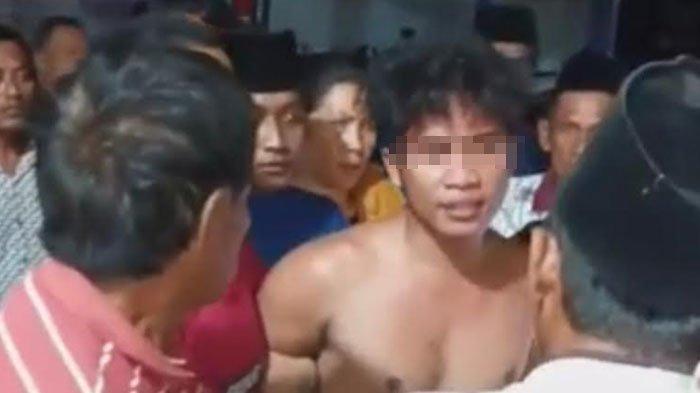 Kondisi pemuda yang nekat masuk ke rumah wanita bersuami saat mati lampu, kini dengan kondisi separuh telanjang diarak warga Desa Ragung, Kecamatan Pangarengan, Kabupaten Sampang, Madura, (7/2/2024) malam.