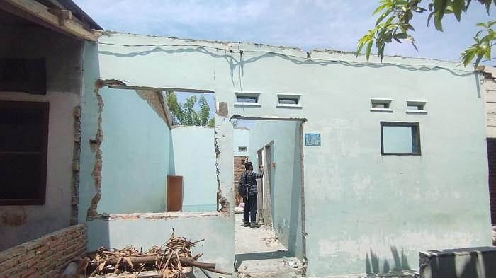 GENTENG PINTU DICURI - Kondisi rumah Tumpal Simbolon setelah seng, pintu dan jendela 'digunduli' di Gang Bahrum, Jalan Cempaka Indah, Dusun XI, Desa Bandar Khalipah, Kecamatan Percut Sei Tuan, Kabupaten Deli Serdang, Sabtu (26/7/2025).