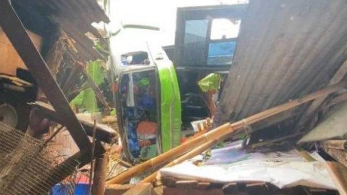 Kondisi rumah warga rusak akibat tertimpa bus yang terperosok ke jurang di Jalan Alternatif Citeko Taman Safari Indonesia (TSI), Desa Citeko Kecamatan Cisarua, Kabupaten Bogor, Sabtu (3/8/2024).