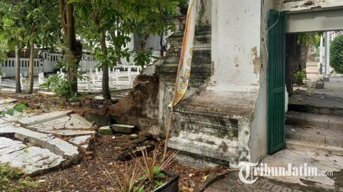 Kondisi tembok pembatas komplek makam Bupati Gresik pertama K.R.T Poesponegoro dengan makam Pahlawan yang ambruk.