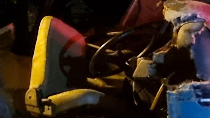 Kondisi tempat duduk sopir bus rombongan ziarah wali asal Pasuruan yang kecelakaan di Gresik, Sabtu (27/1/2024)
