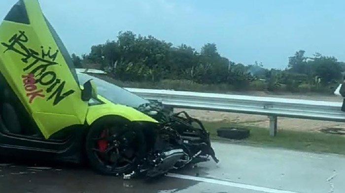 KECELAKAAN - Kondisis mobil Lamborghini Revuelto seusai terlibat kecelakaan menabrak bodi belakang mobil Suzuki Ignis di Tol Jombang-Mojokerto, KM 697 Jalur B, pada Jumat (2/5/2025) siang. Mobil Lamborghini Revuelto bernopol D-1675-QGK dikemudikan oleh Gabriel Rey (35) warga Kecamatan Mulyorejo, Surabaya. Ia merupakan Crazy Rich Surabaya. Sedangkan, Suzuki Ignis bernopol W-1258-SS dikemudikan pria berinisial DS (24) membawa penumpang wanita berinisial TE (24). Keduanya merupakan warga Bringkang, Menganti, Gresik.