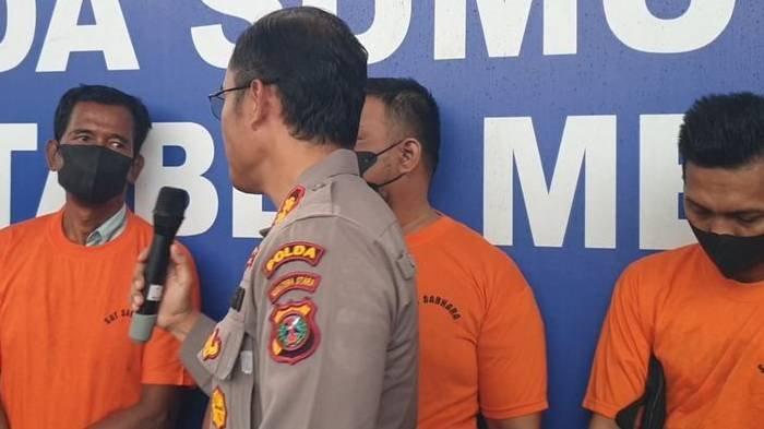 KASUS OPLOS PERTALITE - Wakil Kepala Polrestabes Medan AKBP Taryono Raharja menanyai Untung (58) saat menggelar konferensi pers di SPBU Nagalan, di Jalan Flamboyan Raya, Kota Medan pada Jumat (7/3/2025).