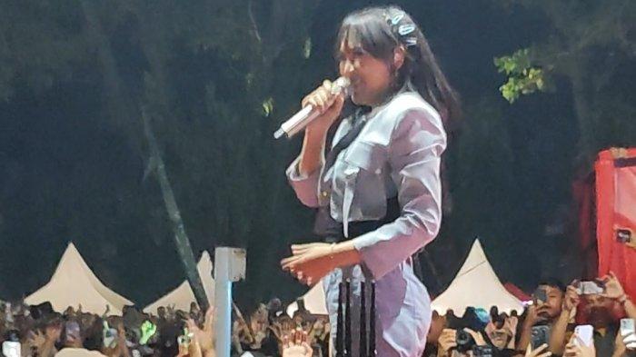 Konser musik Happy Asmara di Alun-alun Kabupaten Trenggalek yang berakhir ricuh, Selasa (29/8/2023)