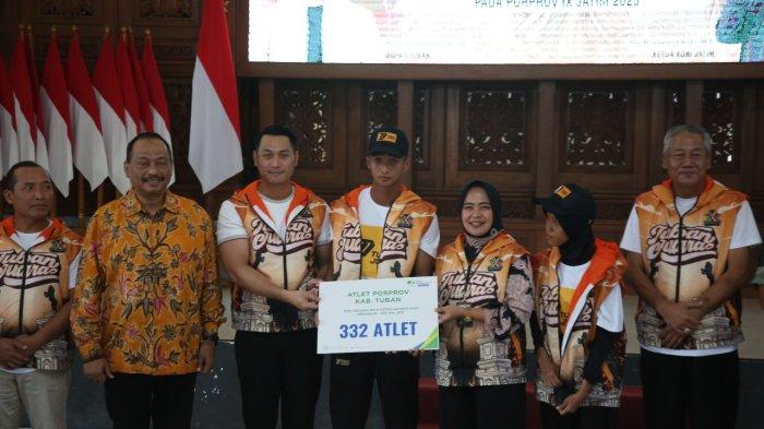 PORPROV JATIM - Bupati Tuban, Aditya Halindra Faridzky bersama atlet serta official saat pemberangkatan kontingen Kabupaten Tuban menuju Porprov Jatim IX 2025 di Pendapa Kridha Manunggal, Jumat (13/6/2025).