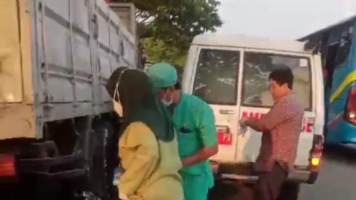 Korban dan motor korban masuk kolong sebelum dievakuasi petugas, Minggu (26/11/2023)
