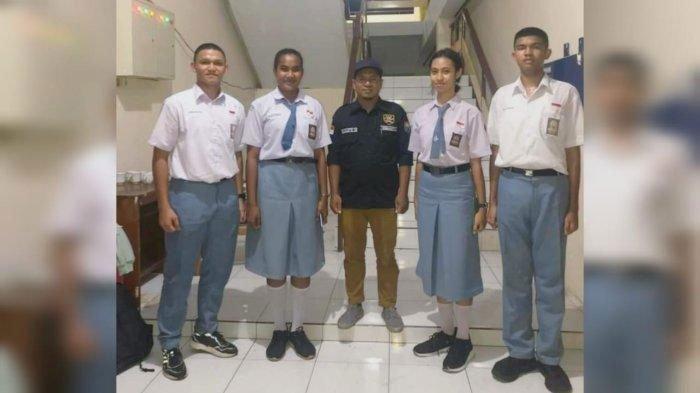 Kristianie Lumatalale dan teman-temannya bersama Kesbangpol Kabupaten Seram Bagian Barat