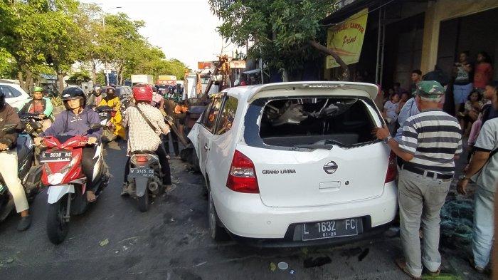 Kronologi mobil Nissan Grand Livina menabrak enam motor dan tiga tiang telekomunikasi, hingga terbalik di Jalan Raya Karang Poh I, Karangpoh, Tandes, Surabaya, sekitar pukul 14.47 WIB, Kamis (19/12/2024).