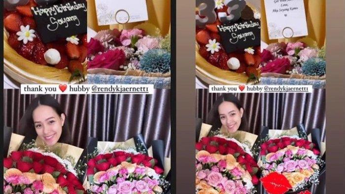 Lady Nayoan mengumbar full senyum saat berpose dengan buket bunga pemberian Rendy Kjaernett