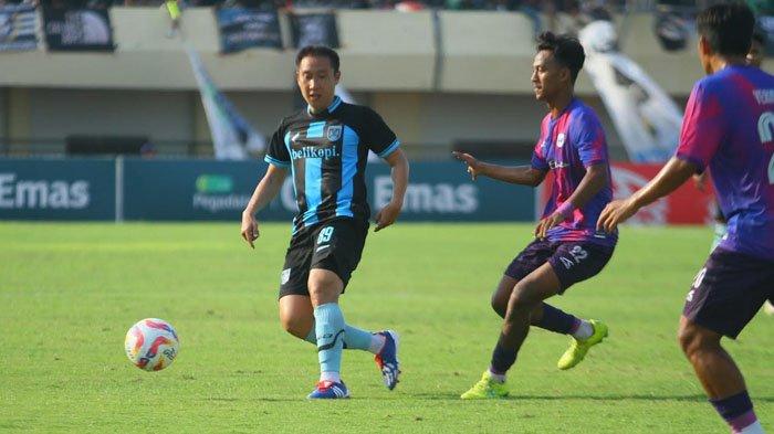 Laga Persela Lamongan vs RANS Nusantara FC di Tuban Sport Center, Senin (7/10/2024). Laga pekan ke-4 Liga 2 2024/2025 Grup 3 ini berakhir imbang 1-1.