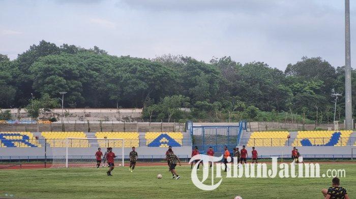 Laga uji coba Gresik United vs Persegres Putra di Stadion Gelora Joko Samudro Gresik, Jumat (17/1/2025).