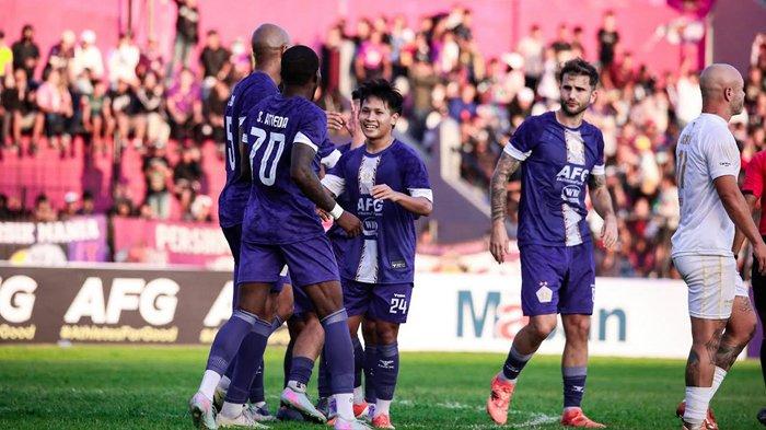 UJI COBA - Laga uji coba Persik Kediri vs Asia Warriors FC, di Stadion Brawijaya Kediri, Minggu (20/7/2025), Pertandingan ini berakhir dengan kemenangan Persik Kediri 2-0 atas Asia Warrios FC.