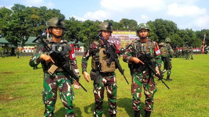 Lettu Muhammad Fardhana upacara di Batalion Raider 509/Kostrad saat mau berangkat ke Papua (tengah).