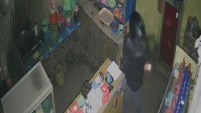 Lima tabung gas elpiji 3 kilogram alias elpiji melon di warung olahan ikan laut di Jalan Panglima Sudirman, Dusun Parsean, Desa Randuputih, Kecamatan Dringu, Kabupaten Probolinggo, digondol maling, Sabtu (29/7/2023).