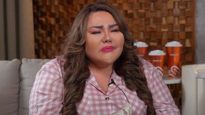 MENANGIS - Model dewasa Lisa Mariana menangis saat menceritakan pernyataannya memiliki hubungan dengan Ridwan Kamil di podcast YouTube dr Richard Lee, Jumat (25/4/2025).
