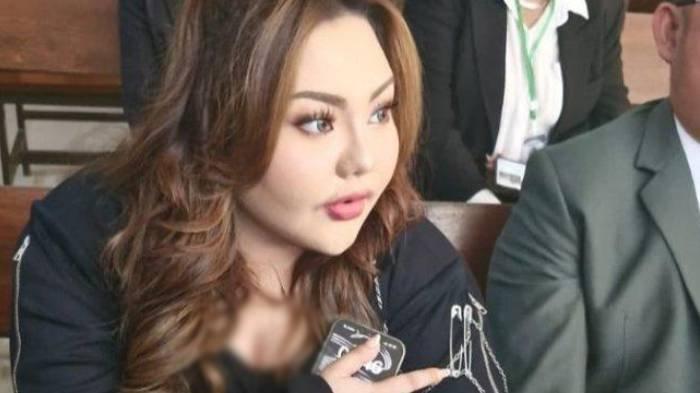 BANGGA - Selebgram Lisa Mariana saat menghadiri persidangan di Pengadilan Negeri Bandung, Rabu (4/6/2025). Lisa mengaku bangga ucapannya Ani-ani No, Simpanan Yes viral di media sosial.