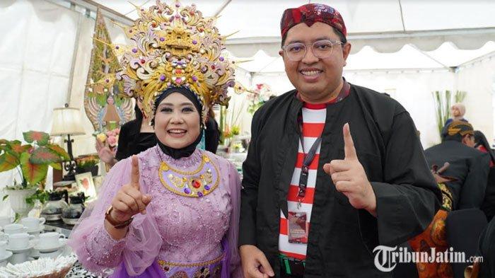 Luluk-Lukman memakai busana Kencono Wungu dan Sakera saat Deklarasi Damai Pilgub Jatim di Tugu Pahlawan Surabaya, Selasa (24/9/24).