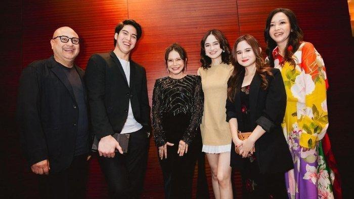 Artis Luna Maya meledek musisi Maia Estianty punya menantu baru usai El Rumi go public dengan Syifa Hadju. Mendengar ledekan Luna Maya itu, ibunda El langsung tertawa.