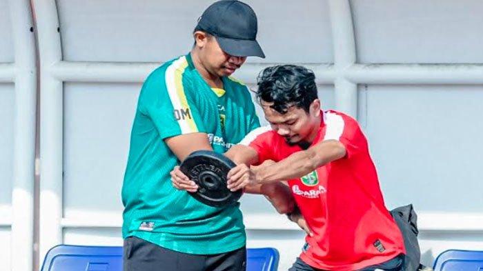 M Hidayat saat menjalani pemulihan bersama tim medis Persebaya.