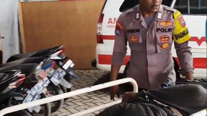 MALING BABAK BELUR: Polisi membawa Rohim di Puskesmas Ambulu Jember, Jawa Timur, Selasa (11/2/2025), Rohim diketahui seorang maling motor yang dihajar warga di Desa Tanjungrejo Kecamatan Wuluhan Jember, Jawa Timur.