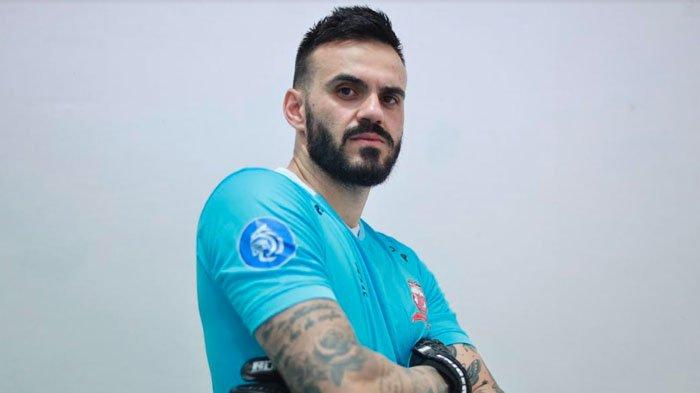Madura United memperkenalkan rekrutan asing baru, Senin (27/11/2023). Pemain tersebut adalah Lucas Frigeri, kiper berkebangsaan Brazil.