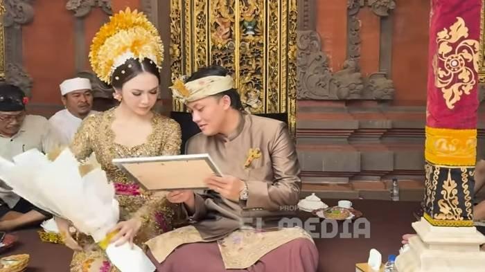 Mahalini Raharja menggelar upacara Mepamit sebelum dinikahi oleh Rizky Febian.