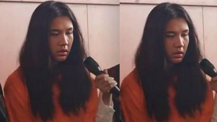 Mahasiswa Ghisca Debora Aritonang (19) menggunakan baju tahanan oranye di Mapolres Metro Jakarta Pusat, Senin (20/11/2023).