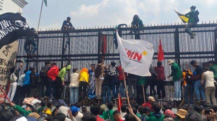 Mahasiswa aksi tolak revisi UU Pilkada berupaya dobrak gedung DPR RI, Jakarta, Selasa (22/8/2024).