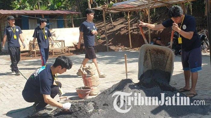 Mahasiswa dari enam negara saat melaksanakan program fisik pembangunan pavingisasi jalan dan mural PAUD di Desa Rejosari dan Desa Dilem, Kabupaten Mojokerto, Jawa Timur, Senin (31/7/2023).