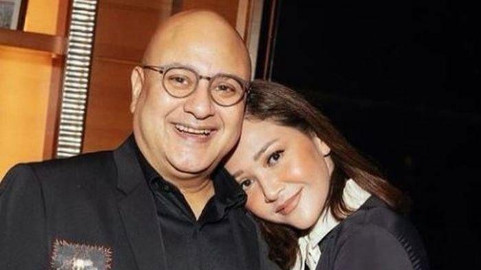 DIKENAL RENDAH HATI - Musisi Maia Estianty dengan suaminya, Irwan Mussry. Suami Maia meski menjabat CEO ternyata dikenal sosok rendah hati, Jumat (27/6/2025).