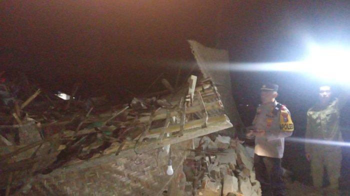 AMBRUK - Polisi olah TKP rumah ambruk di Desa/Kecamatan Sukowono Jember, Jawa Timur, Minggu (30/3/2025) Rumah ambruk menimpa tiga penghuninya di Desa/Kecamatan Sukowono Jember