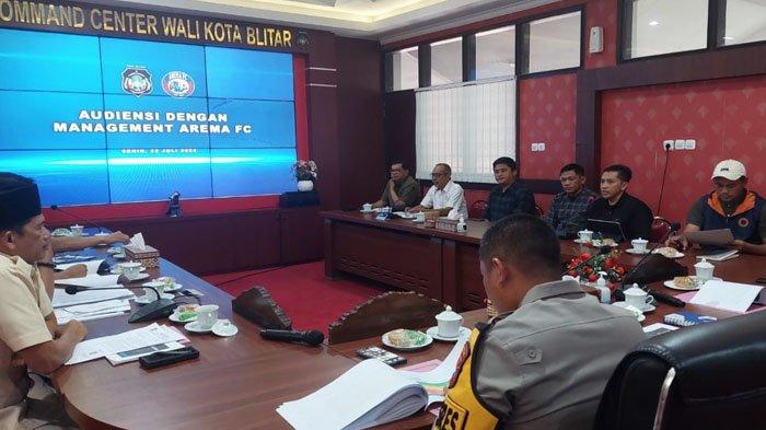Manajemen Arema FC melakukan audensi dengan Wali Kota Blitar soal permohonan izin penggunaan Stadion Supriyadi sebagai home base, Senin (22/7/2024).