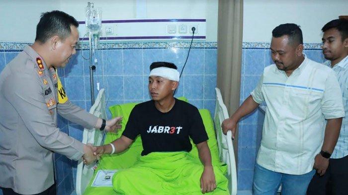 Manajemen Gresik United bersama Kapolres Gresik, AKBP Adhitya Panji Anom menjenguk polisi yang menjalani rawat inap di RS Bhayangkara Polda Jatim, karena menjadi korban kerusuhan usai laga Gresik United vs Deltras Sidoarjo di Stadion Gelora Joko Samudro Gresik, Rabu (22/11/2023).