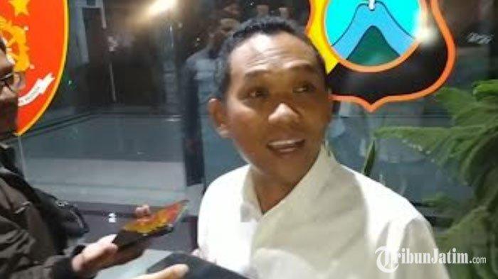 Mantan Bupati Lumajang Thoriqul Haq atau Cak Thoriq seusai menjalani pemeriksaan penyidik Subdit III Tipikor Ditreskrimsus Polda Jatim atas dugaan penyimpangan penerimaan dan penyaluran dana bantuan penanggulangan erupsi Gunung Semeru tahun 2021-2023, pada Selasa (3/9/2024).