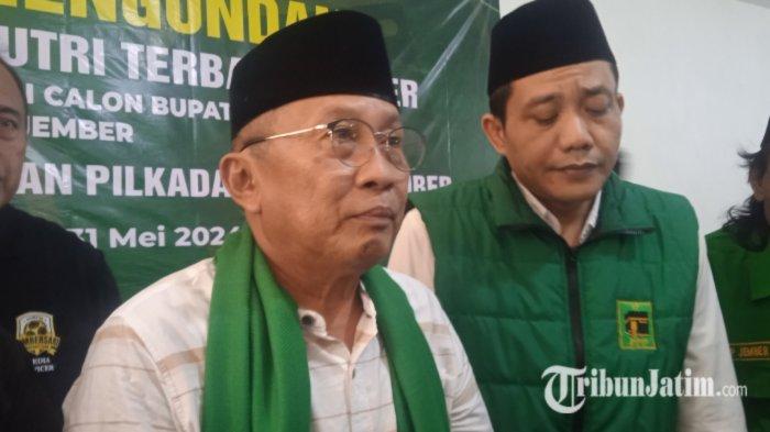 Achmad Sudiyono (kiri) saat mendaftar Calon Bupati di DPC PPP Jember untuk Pilkada 2024.