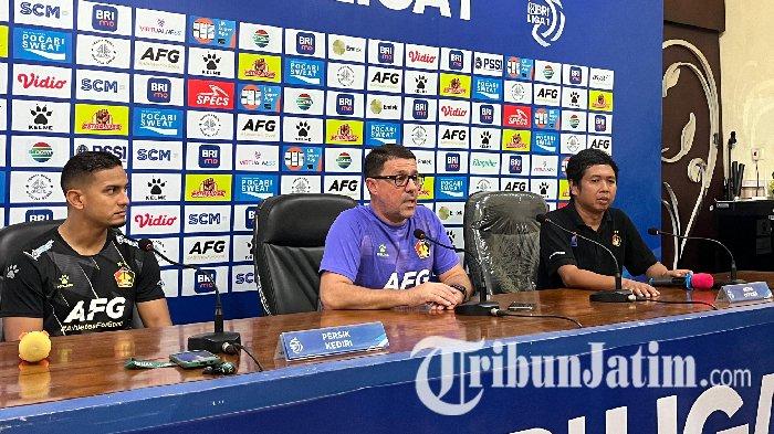 Pelatih Kepala Persik Kediri, Marcelo Rospide saat menghadiri sesi prematch press conference Persik Kediri vs Persita Tangerang, Jumat (19/4/2024).