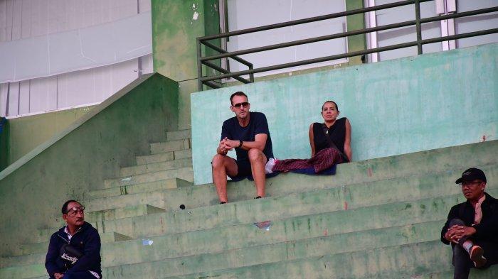 Mark Schwarzer, eks kiper Chelsea dan Fulham saat menonton sesi latihan Arema FC di Stadion Gajayana Malang pada Rabu (23/8/2023).
