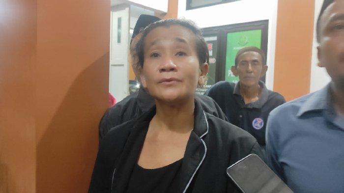 KORBAN JAKSA PALSU - Maslichah (55), warga Desa Pesanggrahan, Kecamatan Gudo, Jombang, salah satu korban penipuan jaksa palsu saat dikonfirmasi awak media di Kantor Kejaksaan Negeri Jombang, Kabupaten Jombang, Jawa Timur pada Minggu (4/5/2025). Tertipu modus pelaku yang mengaku bisa memasukkan anaknya bekerja di kejaksaan.