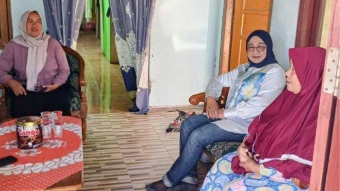 SENYUM LEGA MASRUROH - Anggota DPR RI, Sadarestuwati, berkunjung ke rumah Masruroh, penjual gorengan dari Dusun Blimbing, Desa Kwaron, Kecamatan Diwek, Kabupaten Jombang, yang terjerat tunggakan listrik PLN sebesar Rp 12,7 juta