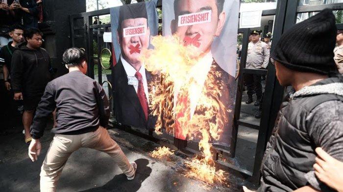 BAKAR FOTO - Massa unjuk rasa yang berlatar belakang mahasiswa dari sejumlah perguruan tinggi di Kota Malang membakar foto Presiden RI, Prabowo Subianto dan Wakil Presiden RI, Gibran Rakabuming Raka saat menggelar aksi di DPRD Kota Malang, Selasa (18/2/2025). Mereka menuntut agar pemerintah mencabut kebijakan efisiensi yang dinilai tidak tepat sasaran.