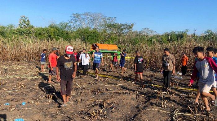 Mayat Kakek Misni saat diangkat setelah diidentifikasi di lahan sawah di Ponorogo, Minggu, (4/8/2024).