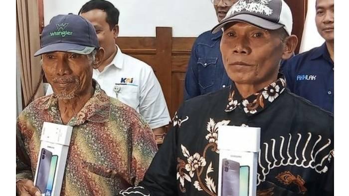 Mbah Jamin (62) dan Mbah Sarmo (66) mendapatkan uang tali asih masing-masing Rp 10 juta karena dianggap berperan aktif dalam menjaga keselamatan perjalanan kereta api.