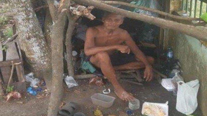 Kondisi pria tua sebatang kara yang tinggal di bawah pohon dekat Jalinsum Palembang-Kayuagung di Indralaya, Minggu (26/5/2024).