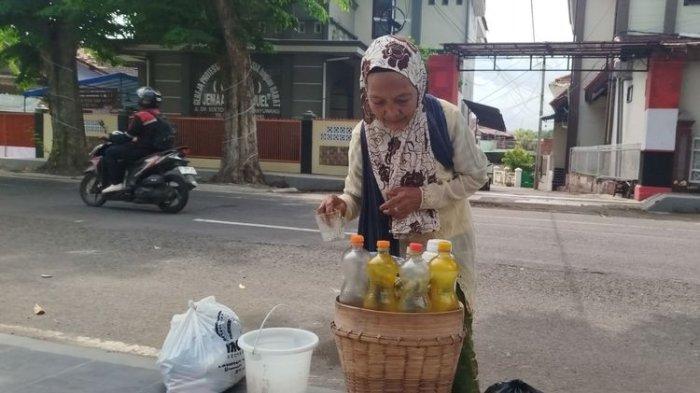 Mbah Parmi berjualan jamu gendong sejak 56 tahun yang lalu, hingga saat ini masih lihai.